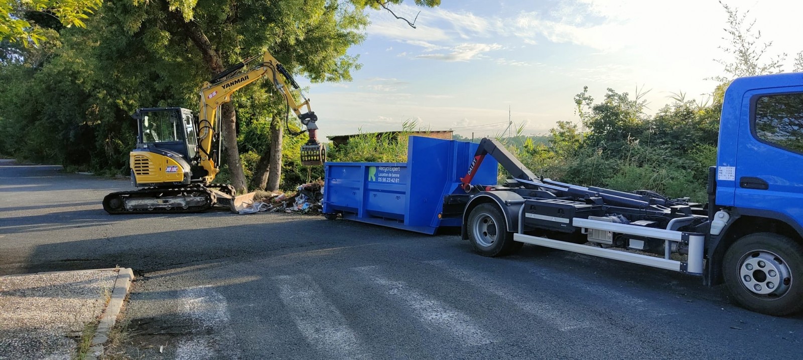 Chargement des déchets  avec pelle mécanique + grappin