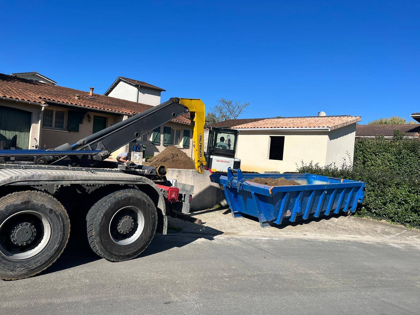 Location de benne de 8m3 pour évacuer de la terre à Mérignac en Gironde 