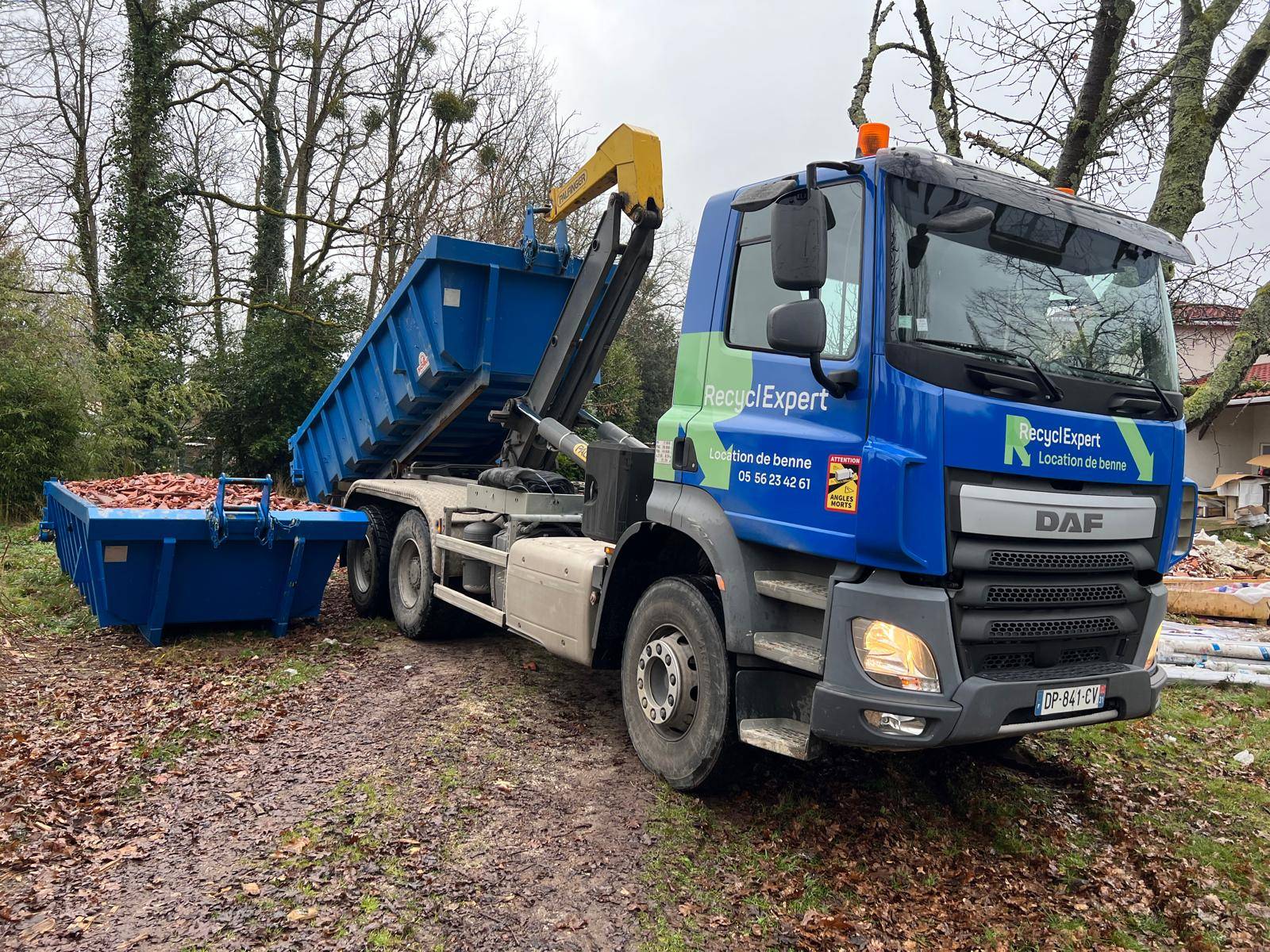 Location de benne pour évacuer vos tuiles à Pessac en Gironde 