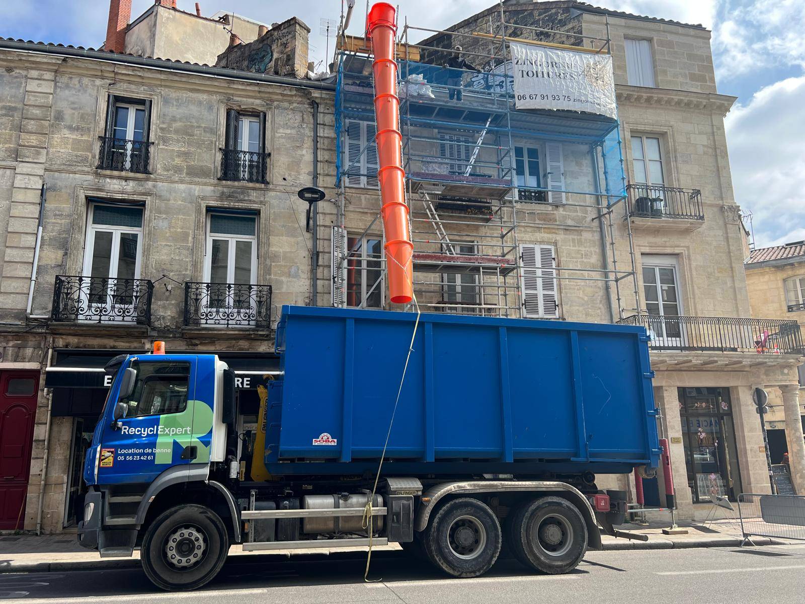 Chargement sur place de tuiles dans une benne de 30m3 en centre-ville de Bordeaux 