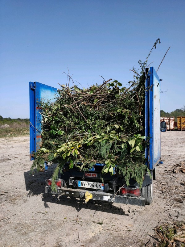 Location d'une benne pour évacuation des déchets verts à Villenave-d'Ornon près de Bordeaux