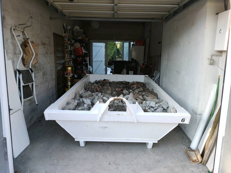 Dépôt d'une petite benne gravat en centre ville de Bordeaux.