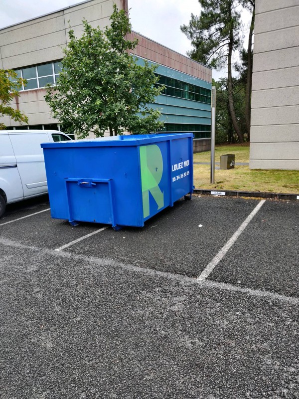 Location benne sur place de stationnement Bordeaux.