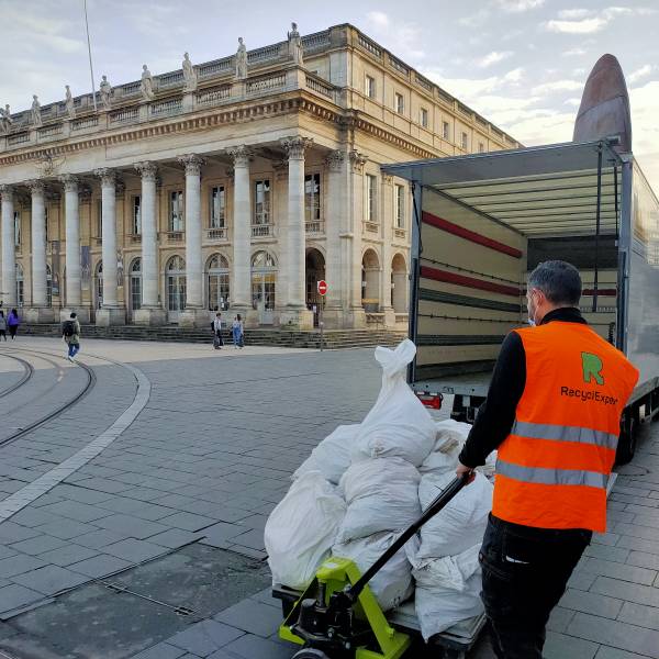 enlevage de déchets par une entreprise spécialisée à Bordeaux