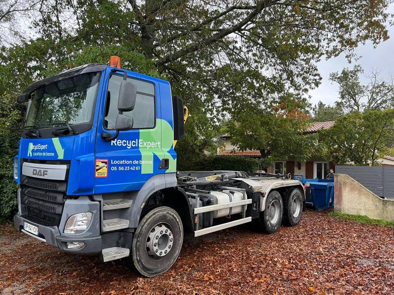 Dépôt de benne par RecyclExpert chez un particulier avec un portail en Gironde