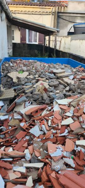 Benne de gravat livrée et vidé par RecyclExpert en Gironde 