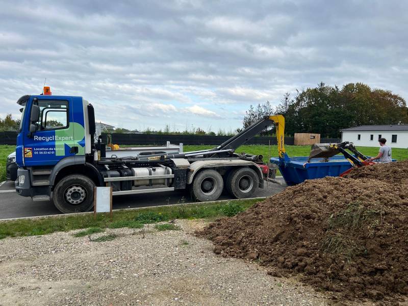 Équipe de RecyclExpert collectant des gravats sur chantier en Gironde