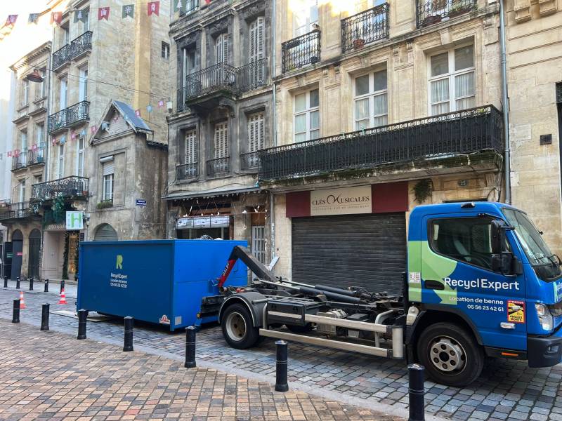 Intervention en centre ville de Bordeaux en Gironde location de benne de 14m3 Recyclexpert 