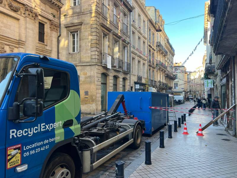 Chargement express d’une benne tout venant en centre ville de Bordeaux en Gironde