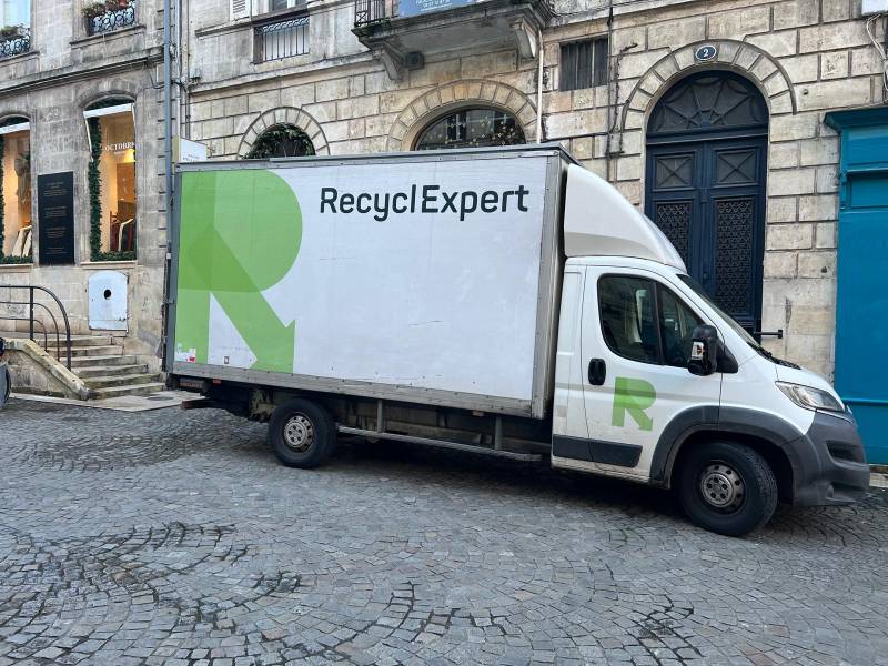Collecte de carton pour les entreprise par RecyclExpert à Bordeaux