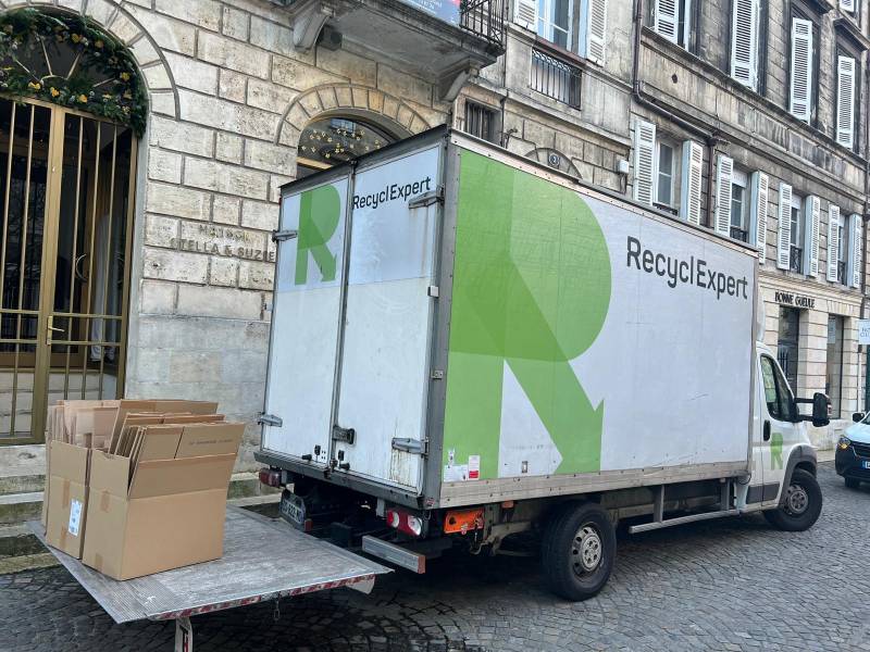 Carton collecter par Recyclexpert plusieurs fois par semaine à Bordeaux et partout en Gironde