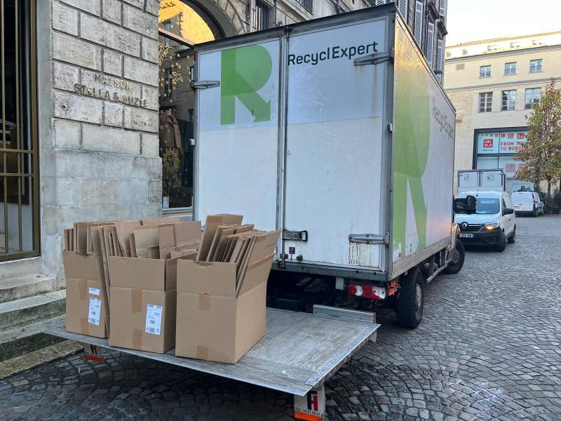 Collecte de carton par RecyclExpert dans le centre ville de Bordeaux en Gironde