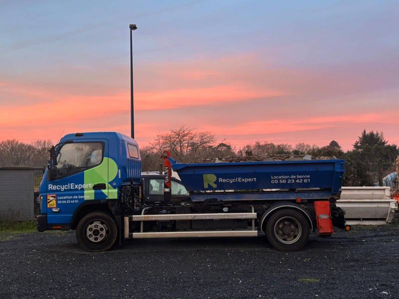 benne de 3m3 sur le petit camion RecyclExpert 