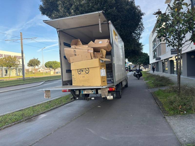 Collecte ponctuelle de carton à Bordeaux en Gironde 