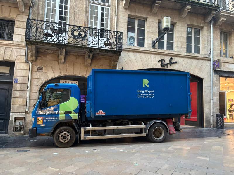 Location de benne de 14m3 pour des meubles usagés à Bègles en Gironde 
