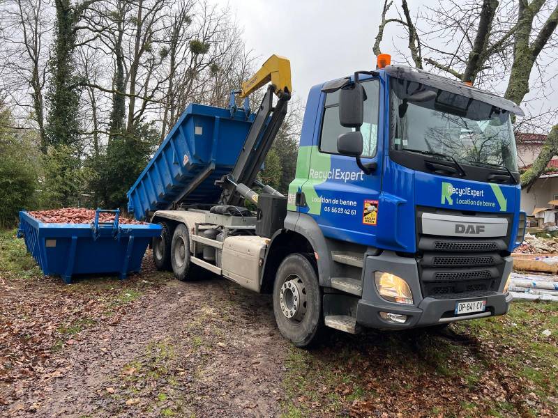 Benne de 8m3 pour des tuiles disponible à Artigues-près-Bordeaux en Gironde 