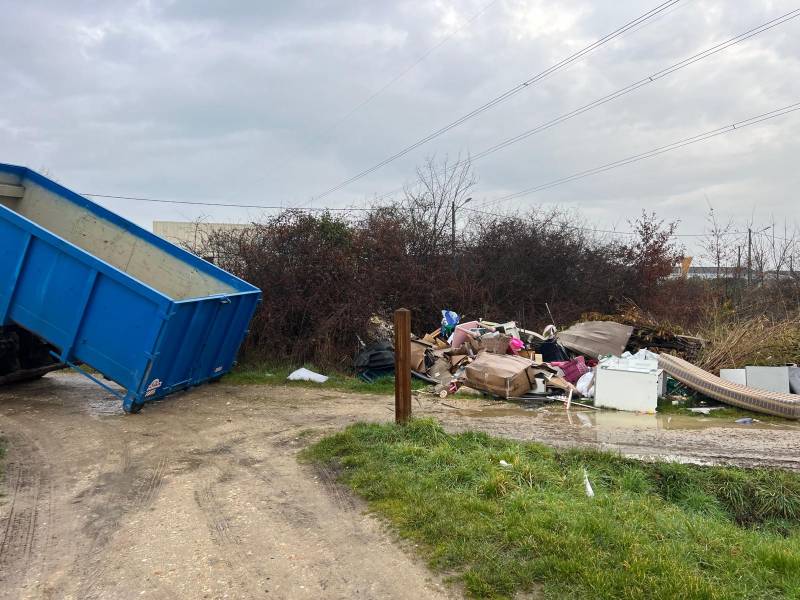 Location de benne pour nettoyage de dépôt sauvage en Gironde 