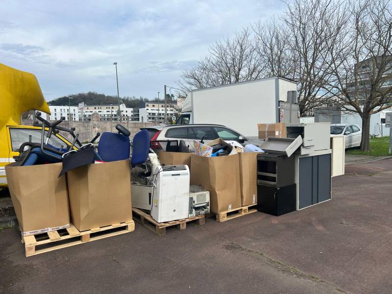 Collecte de déchets de bureau et de déchets électroniques 