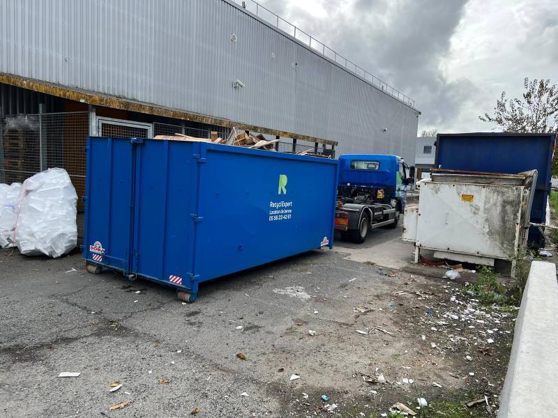 Location de benne de 14m3 pour du DIB à Bordeaux en Gironde 