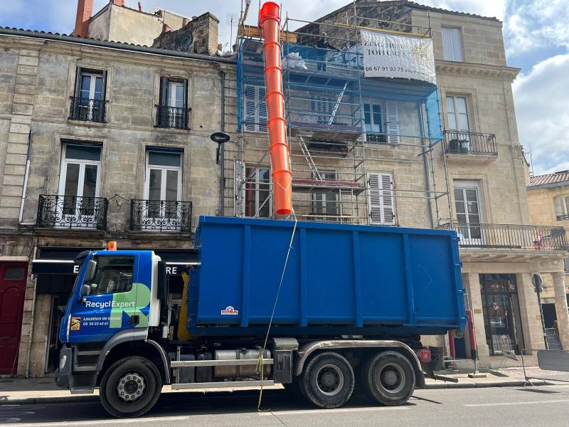 Chargement sur place de tuiles dans une benne de 30m3 en centre-ville de Bordeaux 