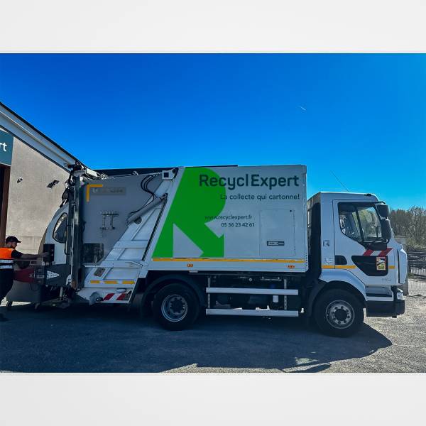 Camion benne pour collecte de bacs roulants à Cenon en Gironde 