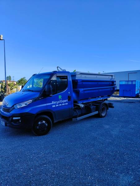 Location benne quartier Quinconces centre ville de Bordeaux