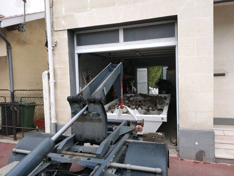 Location petite benne dans un accès difficile de Bordeaux.
