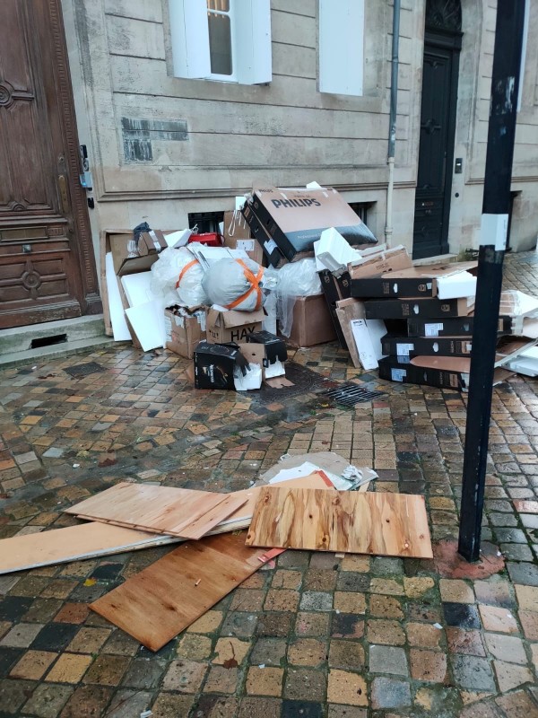 Collecte de déchets, encombrants, DEEE et verre en camion hayon 20m³ Dans l’hypercentre de Bordeaux et en Gironde