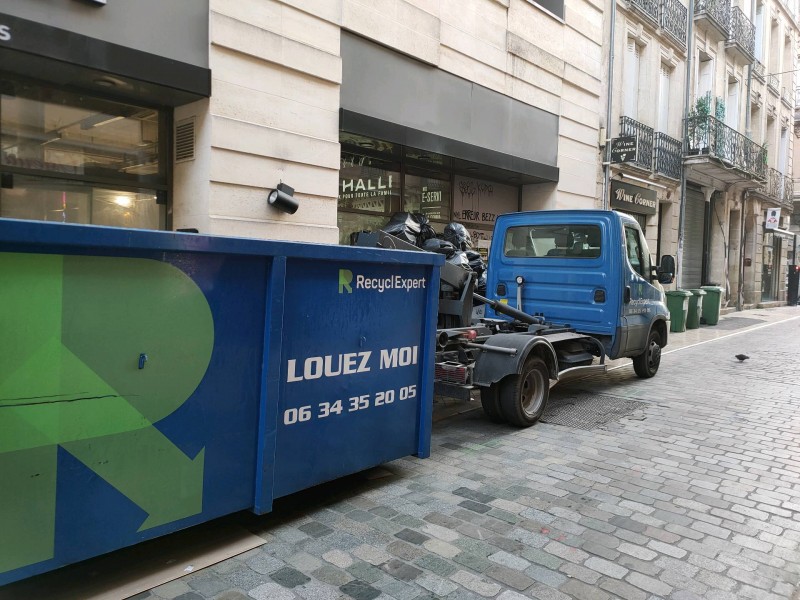 Collecte des déchets en centre-ville de Bordeaux