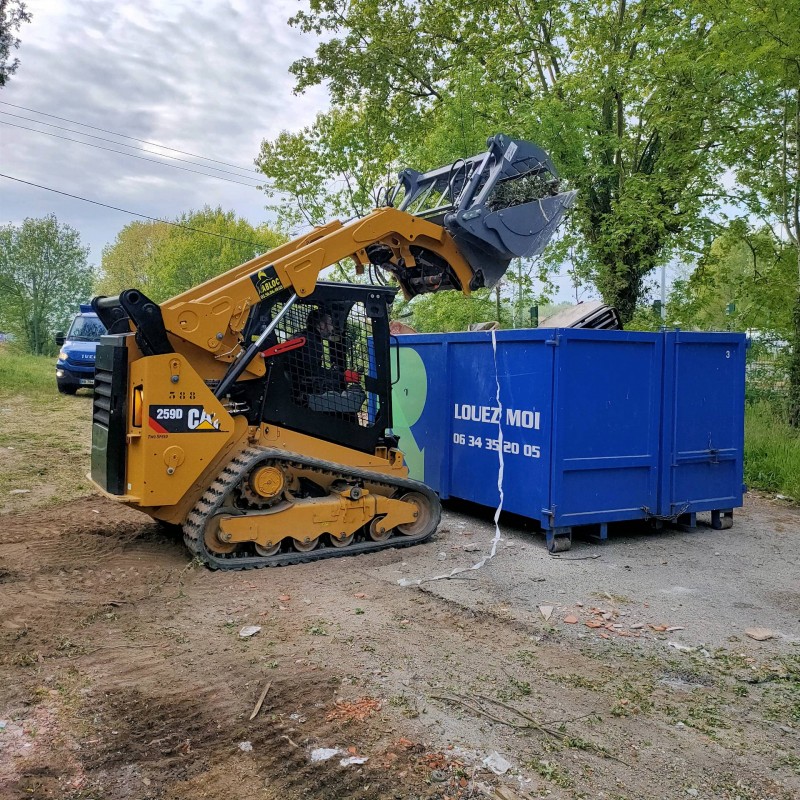 Evacuation des déchets d'un dépôt sauvage sur la commune d'Artigues-près-Bordeaux.