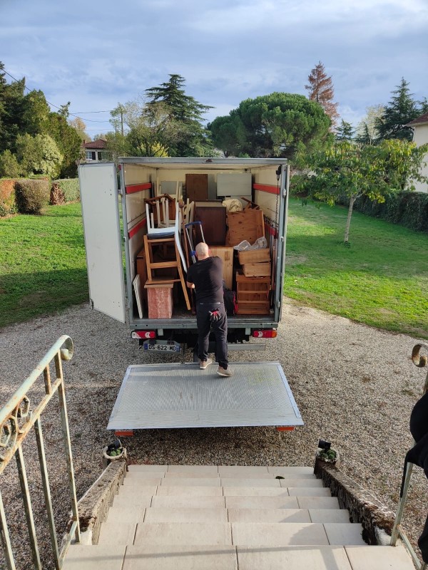 Débarras d'une maison avec un Camion hayon 20M3