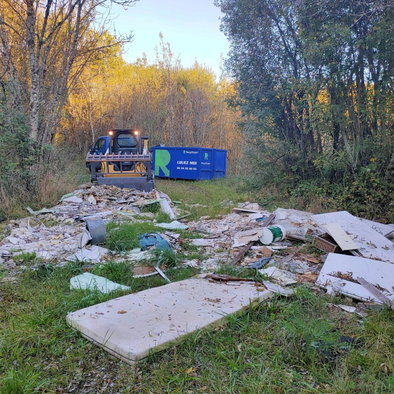 Débarras d'un dépôt sauvage sur la commune de Mérignac